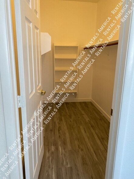 Building Photo - 401 Amber Pine St