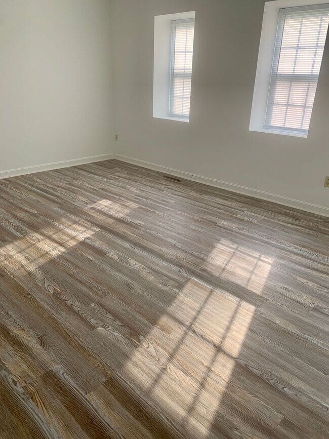 Building Photo - Gorgeous End Unit Townhouse Fredericksburg