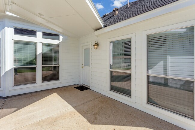 Building Photo - 21915 Rivergate Ct