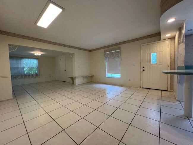 Building Photo - ** Annual ** 2 Bed / 2 Bath ** Single Family Home ** Conveniently Located ** $1,395