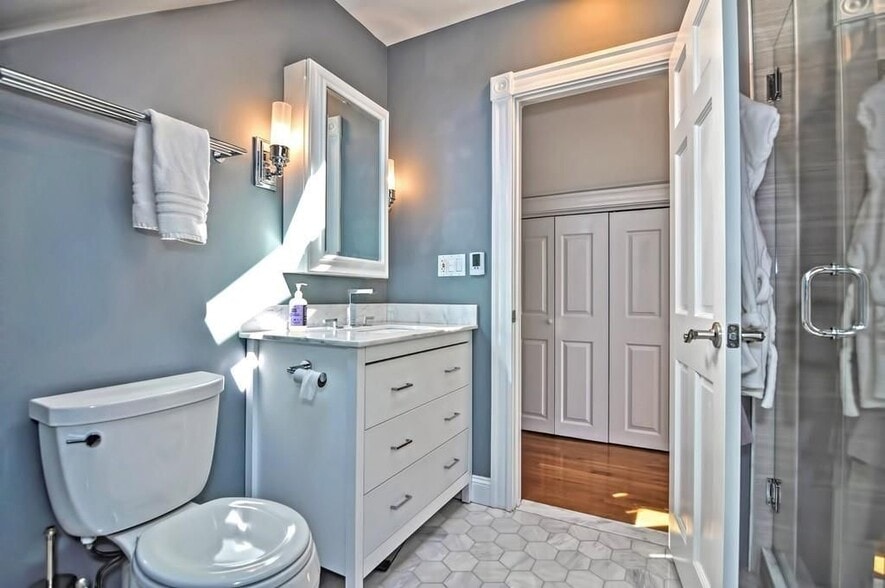 1st Full/Master Bathroom - 154 W Adams St