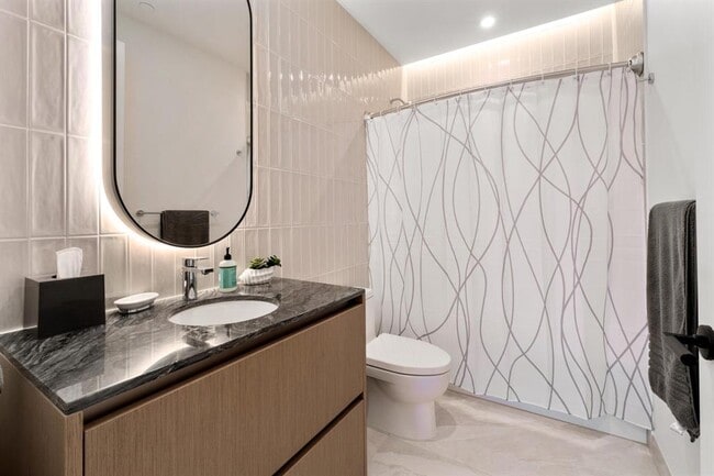 Building Photo - 610 Davis St