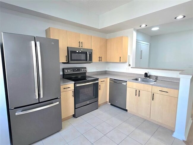 Building Photo - 533 NE 3rd Ave