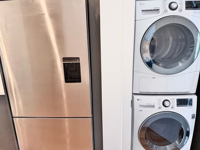 Building Photo - Modern 3-Level Townhome (2020) with Private Garage, Roof Deck & A/C