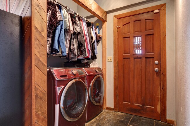 Building Photo - Bungalow in Desirable Highlands! Location Matters!