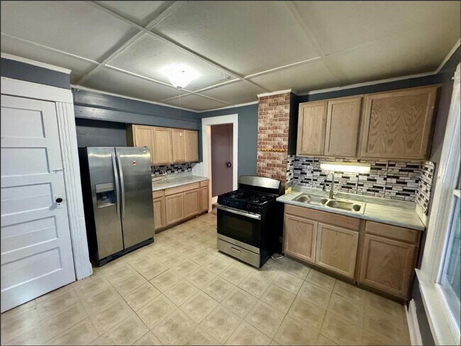 Building Photo - 409 Rowland St