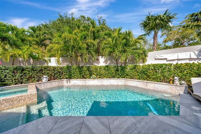 Building Photo - 544 N Victoria Park Rd