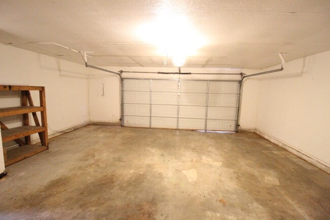 Building Photo - 1932 Lariat Cir