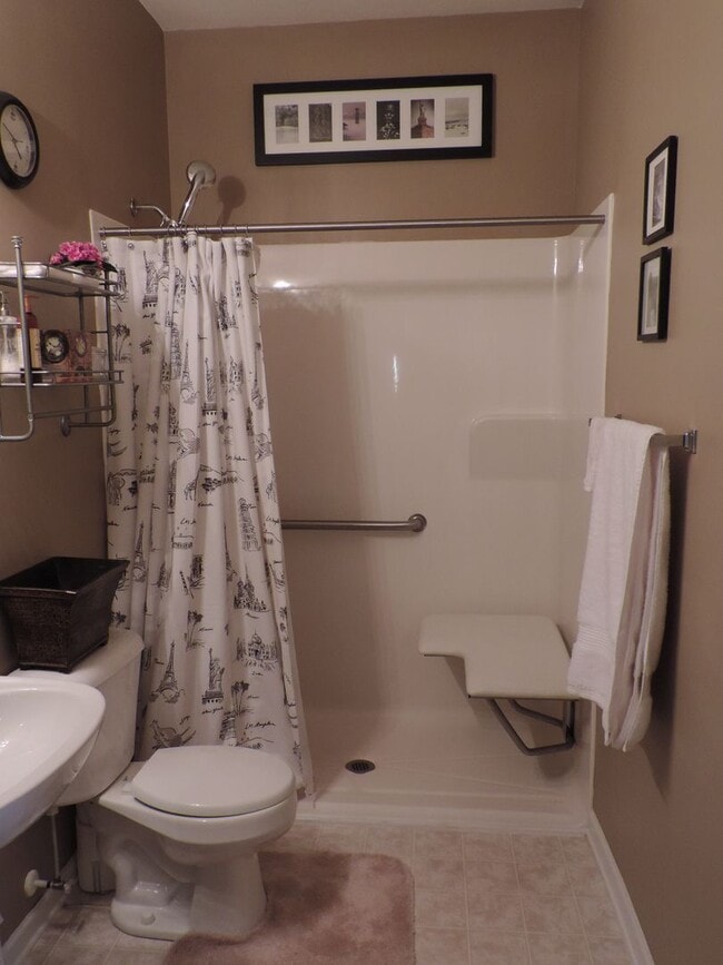 Building Photo - 5 BR/3BA | Newly Renovated Single Family Home |Wheelchair accesible room | Near Pharr Mill Park!