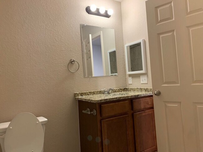 Building Photo - Town home for rent