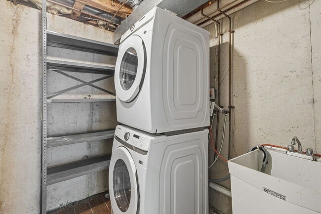 Building Photo - 335 Fullerton Pl