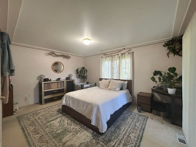 Building Photo - 3 bed 2 bath home in a great neighborhood