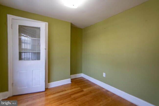 Building Photo - 2055 Catharine St