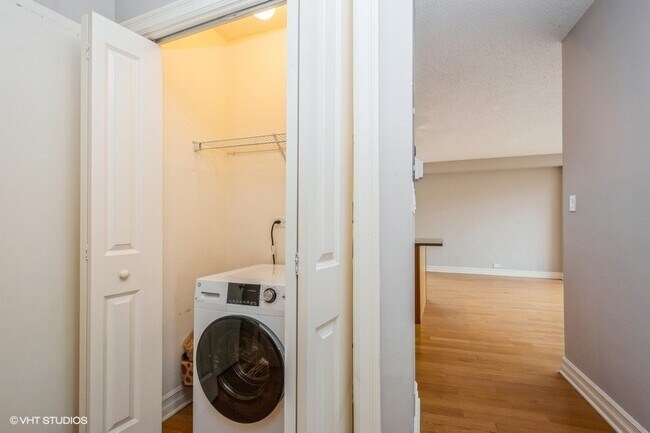 Building Photo - 2930 N Sheridan Rd