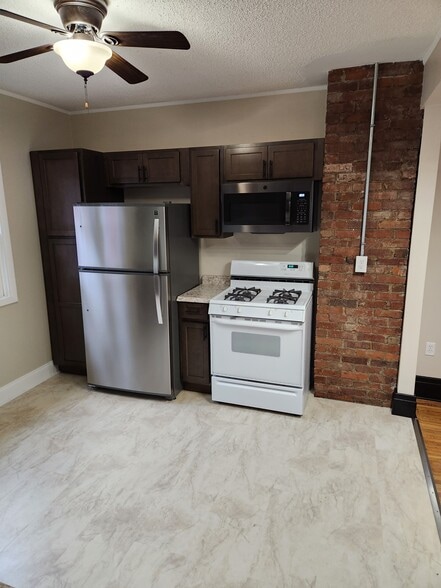 Building Photo - 17 Meriden St