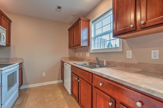 Building Photo - 2121 S Greenwood Dr