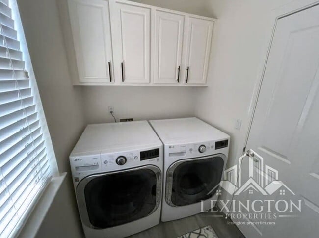 Building Photo - Stunning, 5BD/3BA Home, in West Sacramento with a Pool and BBQ!