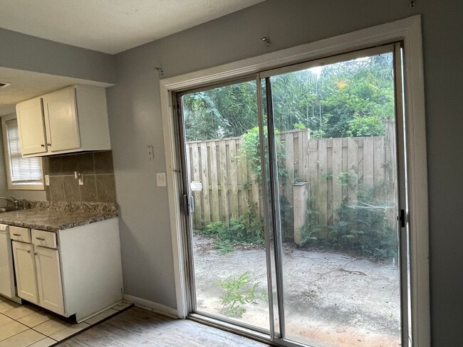 Building Photo - 2 bedroom townhouse
