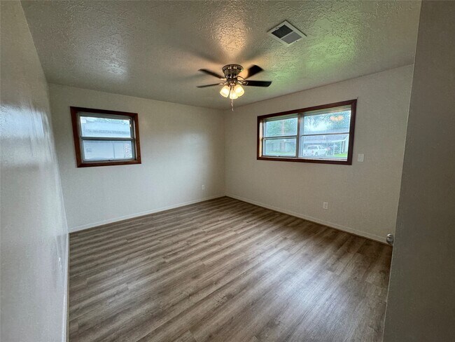 Building Photo - 2611 Prairie Ave