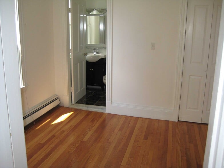 Bedroom 1 / Bathroom 1 1 - 71 Putnam Ave
