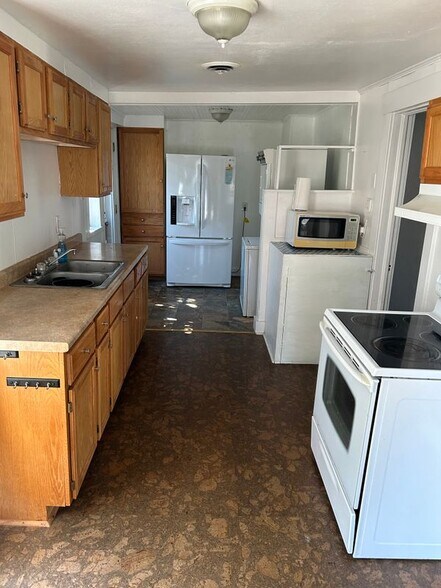 Building Photo - 1009 E Leicester Ave