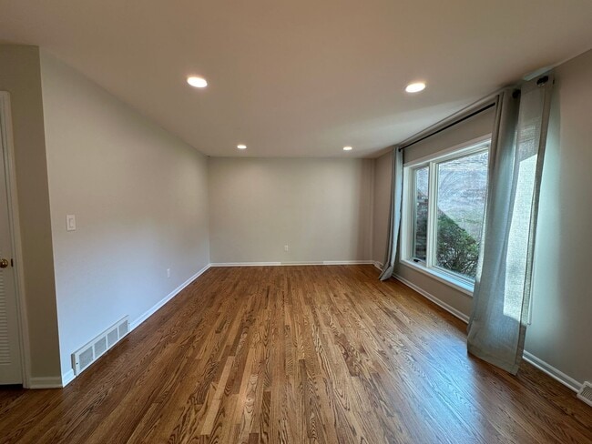 Building Photo - Large Four Bedroom Ranch in Forest Hills!