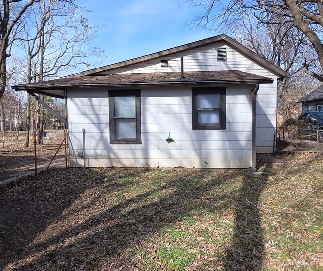 Building Photo - Quaint 3 bedroom home near Drury University $895!