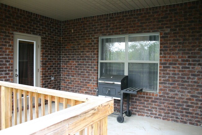 Building Photo - Great South Crestview Location!