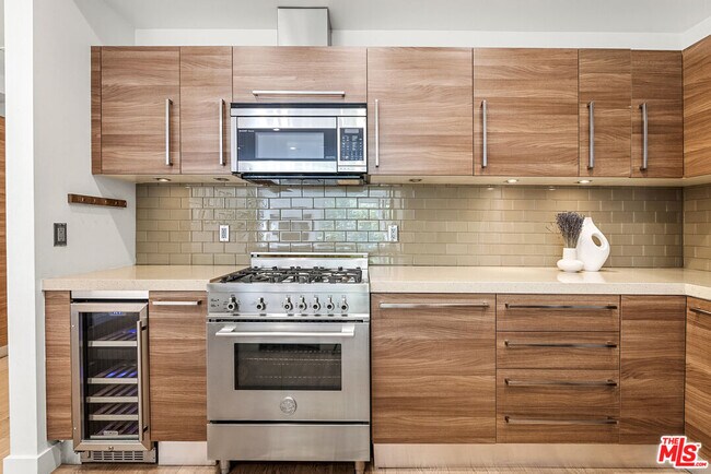 Building Photo - 855 Croft Ave