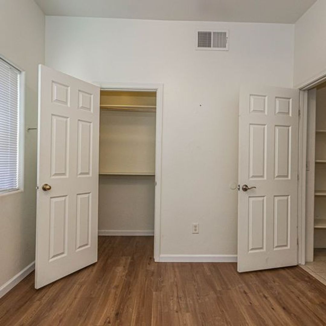 Building Photo - 610 E Waverly St