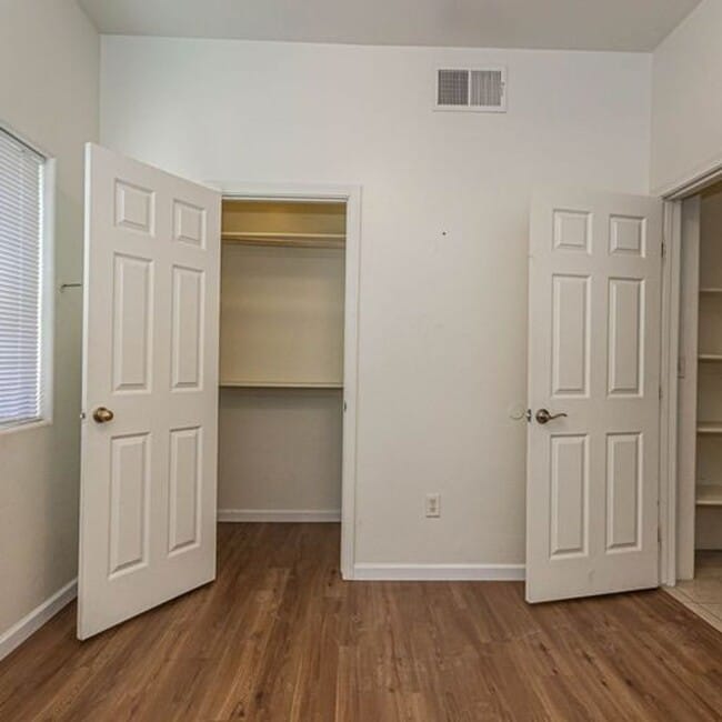 Building Photo - 610 E Waverly St