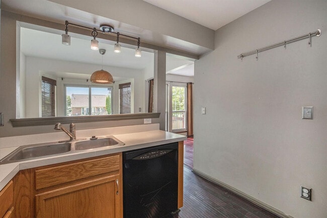 Building Photo - 3088 Village Cir