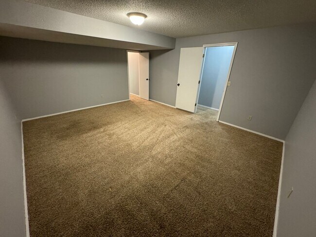 Building Photo - Great  Duplex in Southeast Springfield !