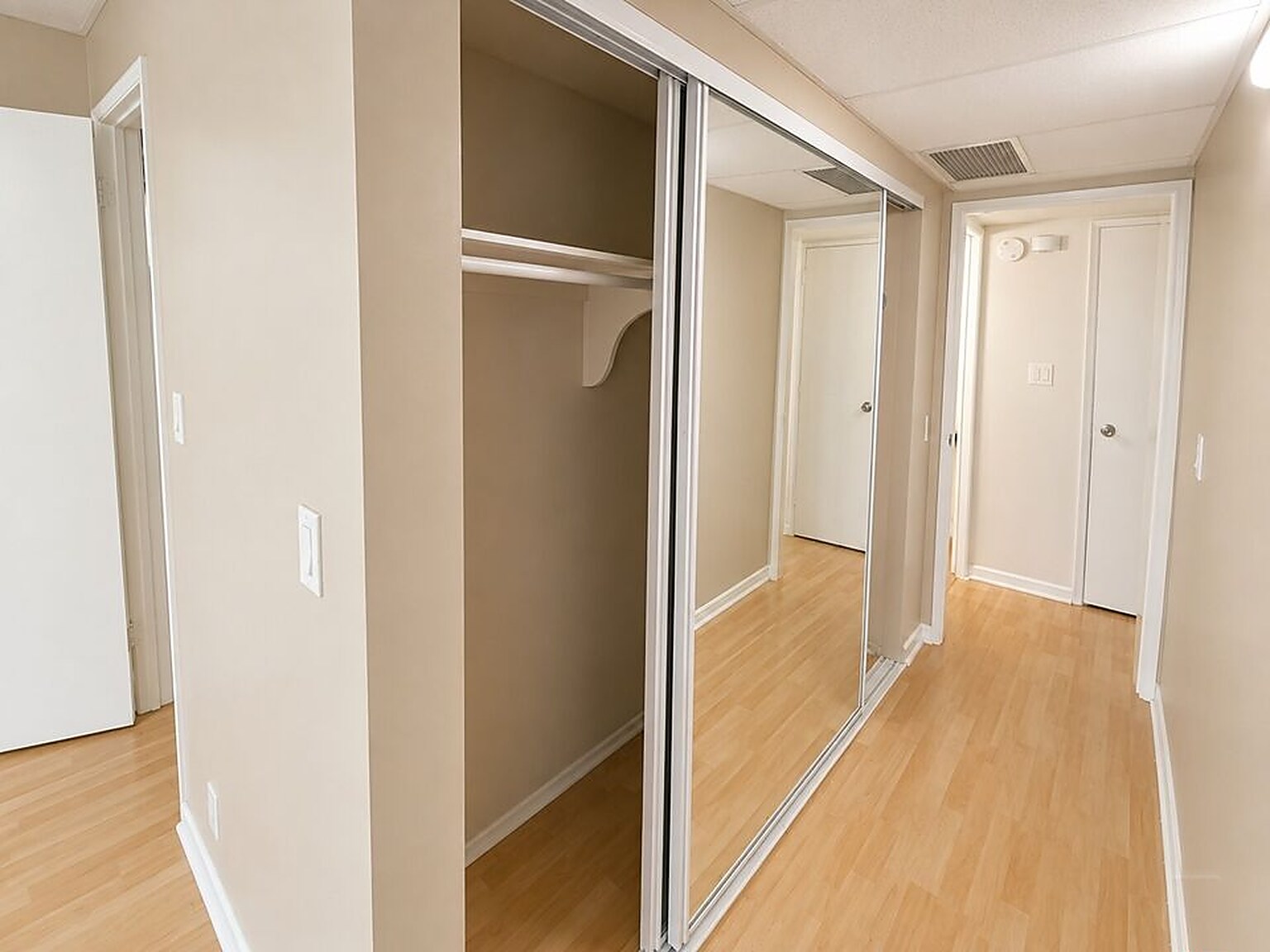 Building Photo - 5870 Green Valley Cir
