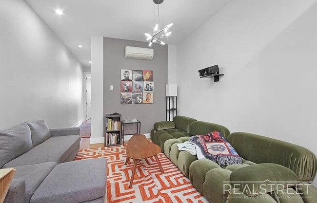 Building Photo - 1346 Hancock St