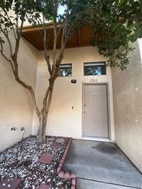 Building Photo - 3 bedroom 2.5 bath townhome for rent