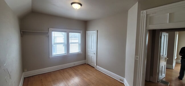 Building Photo - 4 bed 2 bath