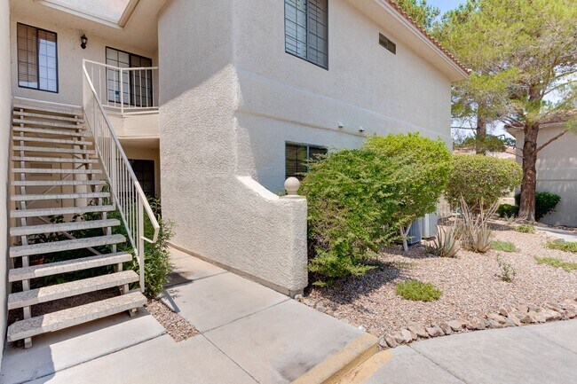 Building Photo - Remodeled 3-Bedroom Condo with Fireplace 8...