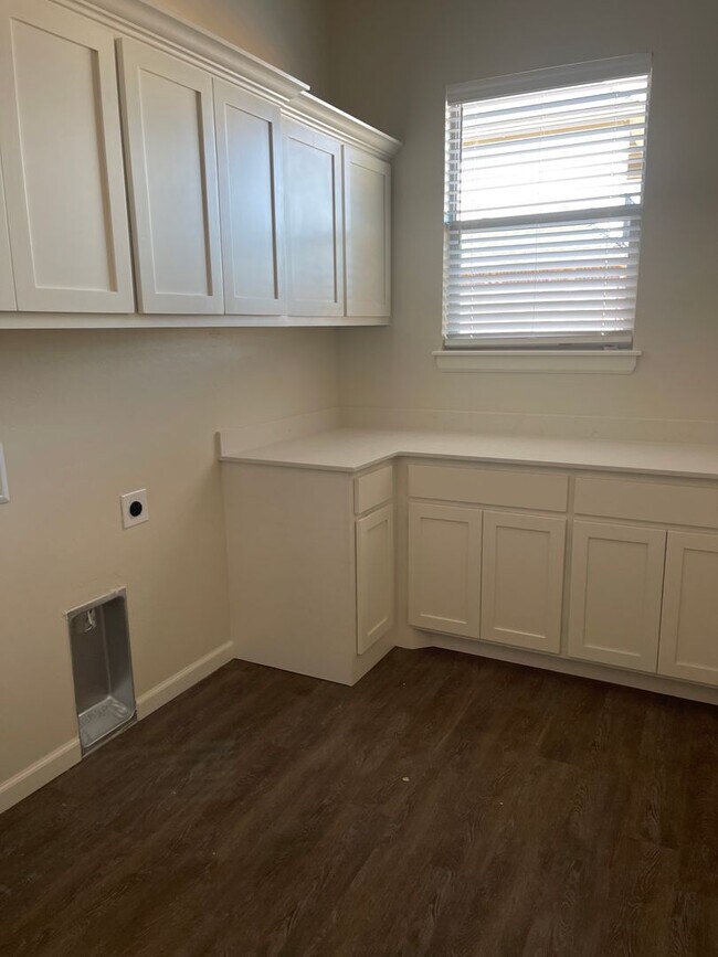 Building Photo - Spacious 4 bed 3 bath home