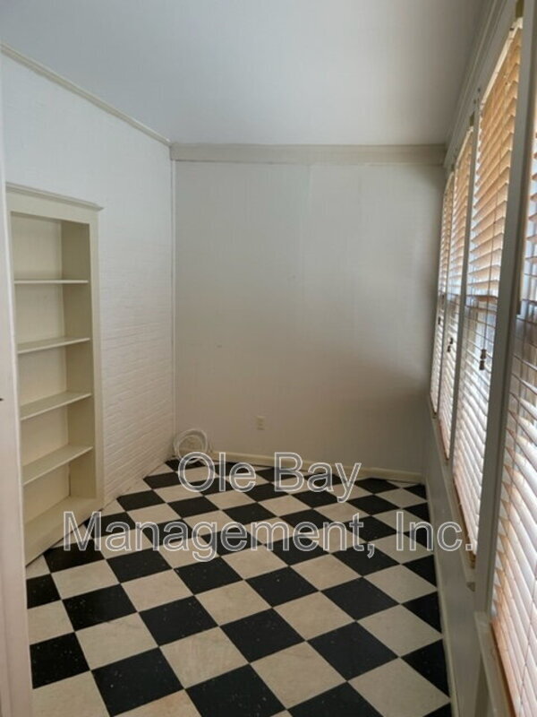 Building Photo - 7 S Monterey St