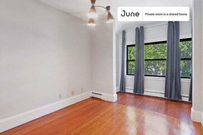 Building Photo - Private bedroom in 4 bed/2 bath Home