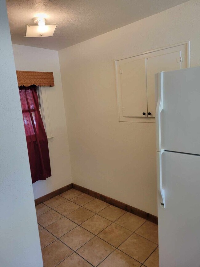 Building Photo - 1 BEDROOM 1 BATHROOM DUPLEX FOR RENT