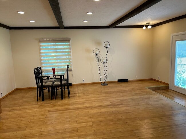Building Photo - 3 Bedrooms One Floor Ranch House with 2 car attached garage in Lyndhurst