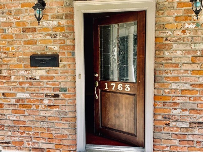 Building Photo - Immaculate home in Broadmoor