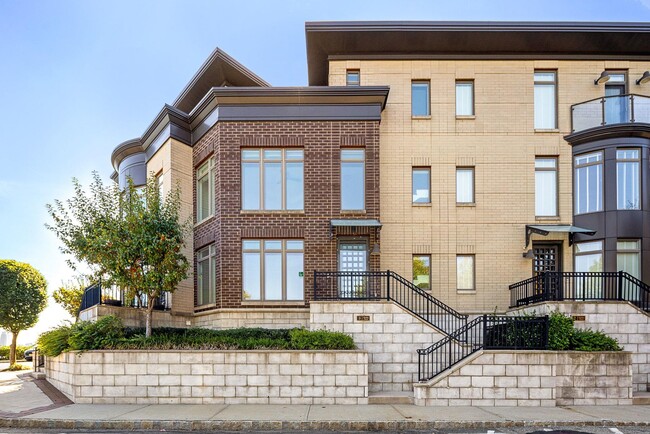 Building Photo - TH3 Henley Pl