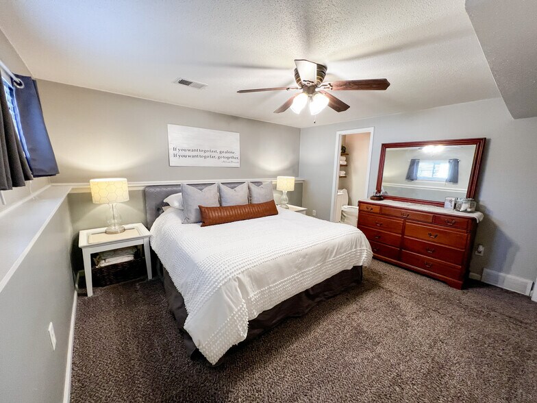 Building Photo - 323 SE Melody Ln