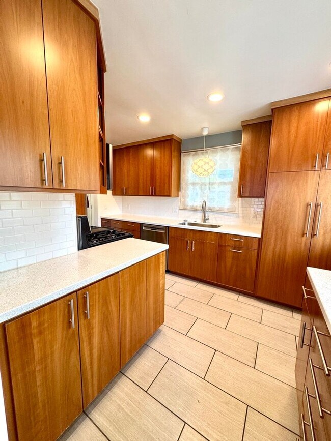 Building Photo - Fabulous 3 bedroom 1 bathroom updated home