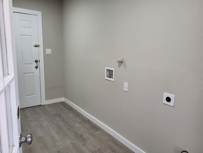 Building Photo - Mid-Century Home Ready for Move-In