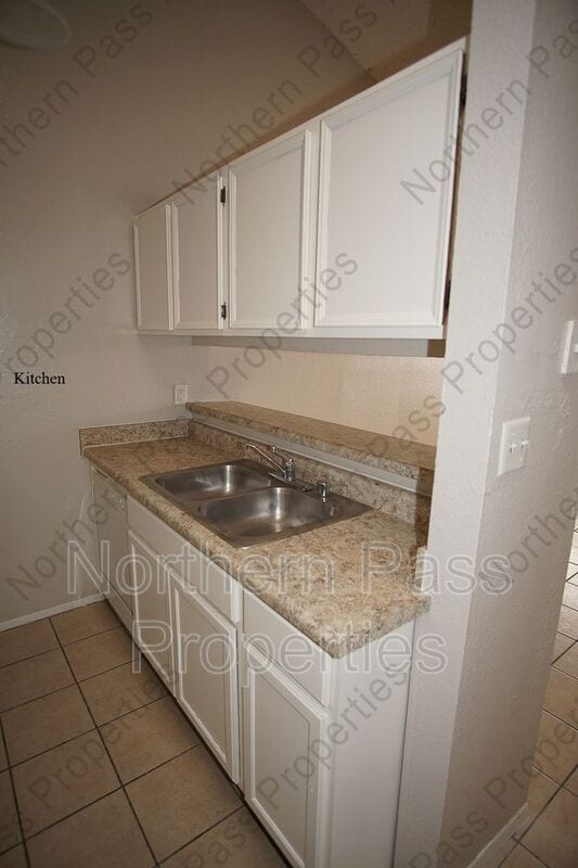 Building Photo - 2917 E Glen Dr