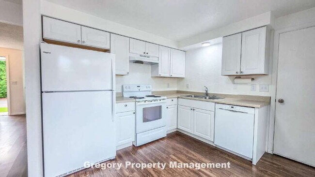 Building Photo - 5830 East Dr